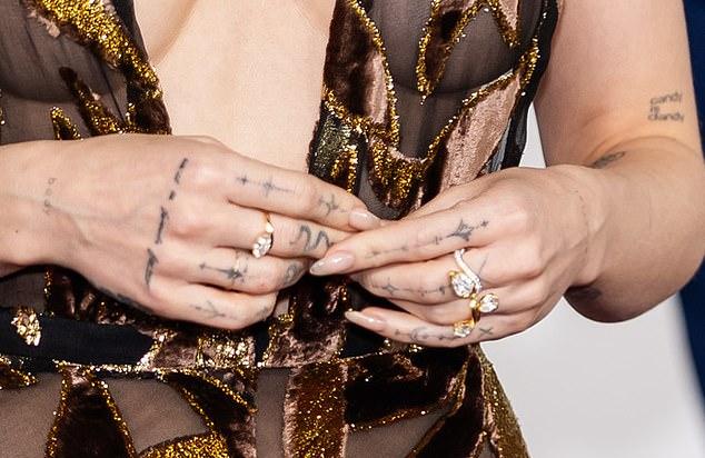 Показанное TMZ бриллиантовое помолвочное кольцо не было замечено. Daily Mail запросил комментарий у представителя Дав.