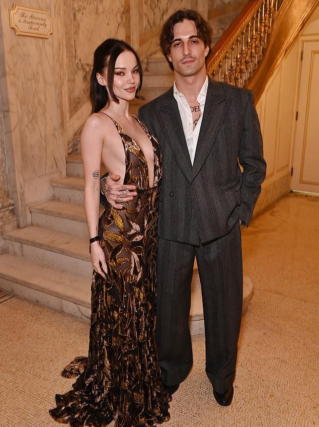 Позднее к диве присоединился её будущий муж, щеголявший в сером костюме.