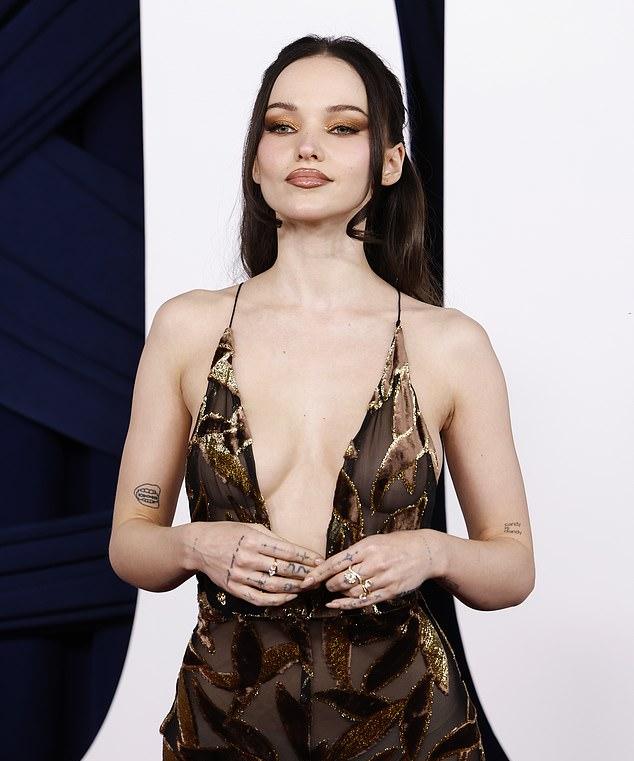 Её новые двойные кольца с тремя бриллиантами засияли на красной дорожке.