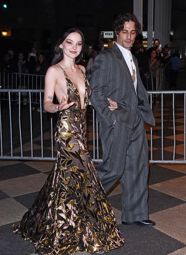 Здесь их запечатлели уходящими с ежегодного события, она вела его под руку.