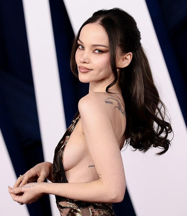 Настолько откровенное платье едва держалось, открывая боковую часть её груди.