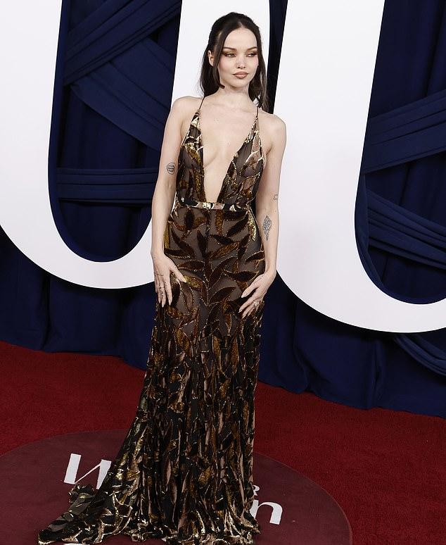 На ней было полупрозрачное коричневое платье с глубоким вырезом, идеально подчеркивающее её фигуру.