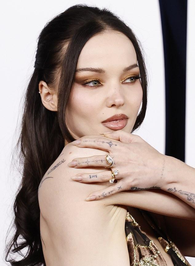 Дав Камерон, по слухам, обручилась с Дамиано Давидом. TMZ сообщал о кольце в октябре, но во вторник актриса демонстрировала уже другие бриллианты.