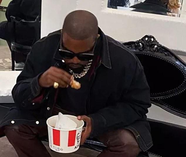 Тем временем Уэст лакомится любимой едой — жареной курицей и макаронами с сыром, прячась в худи и спортивных штанах (фото 2019).