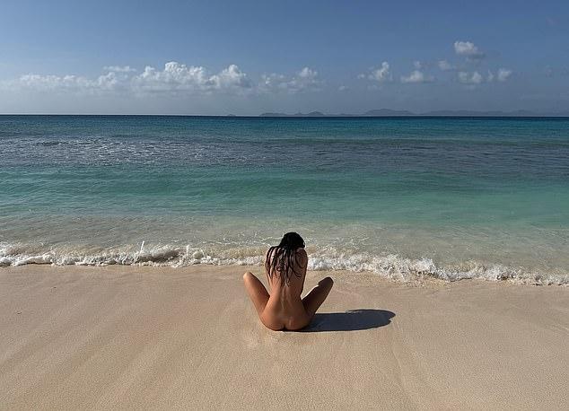 Один кадр запечатлел Кендалл совершенно обнаженной, сидящей на берегу моря.