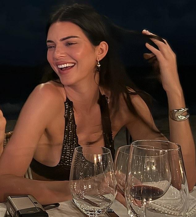 Кендалл Дженнер в среду выложила в Instagram серию фото, вспоминая недавний отпуск в честь дня рождения.