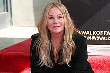 Кристина Эпплгейт спустя 17 лет после смерти Ли Гриваса от передозировки наркотиков редко высказалась о своём бывшем партнёре