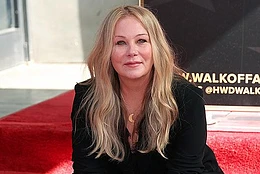 Кристина Эпплгейт спустя 17 лет после смерти Ли Гриваса от передозировки наркотиков редко высказалась о своём бывшем партнёре