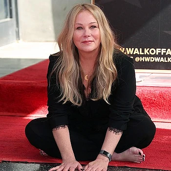 Кристина Эпплгейт спустя 17 лет после смерти Ли Гриваса от передозировки наркотиков редко высказалась о своём бывшем партнёре