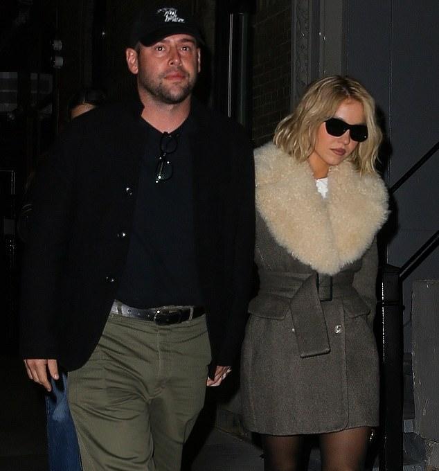 Сидни Суини, казалось, оставила позади свою бурную ссору с бывшим женихом Джонатаном Давино, 42 лет, когда она вышла на ужин во вторник вечером