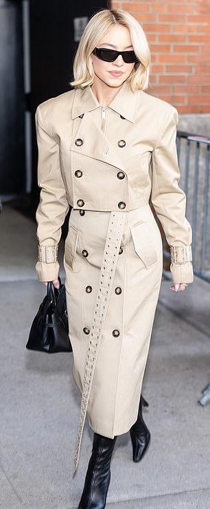 Впоследствии на ней был тренч.