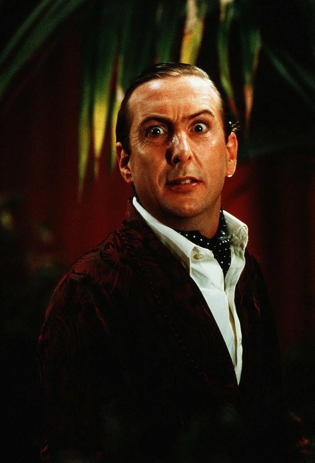 Айдул (фото 1983) постоянно жалуется в X на финансовые проблемы, давая фанатам понять, что не так богат, как кажется.