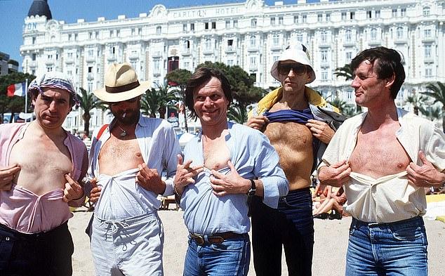 Легендарная комедийная труппа, основанная в 1963 году, включала Грэма Чепмена, Джона, Терри, Эрика, Терри Джонса и Майкла Пэйлина.