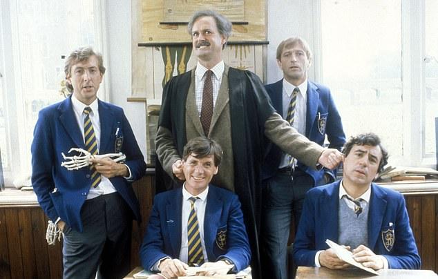 Слева направо: Эрик Айдл, Джон Клиз, Грэм Чепмен, Майкл Пейлин, Терри Джонс в фильме 1983 года «Монти Пайтон: Смысл жизни».