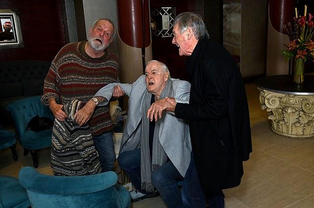 Для показа Джон, Майкл и Терри воссоединились, сделав ряд озорных кадров.