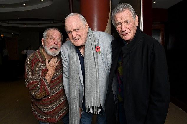 Джон Клиз воссоединился с Майклом Пейлином и Терри Гиллиамом, коллегами по Монти Пайтон, на лондонской премьере своего нового документального фильма в среду.