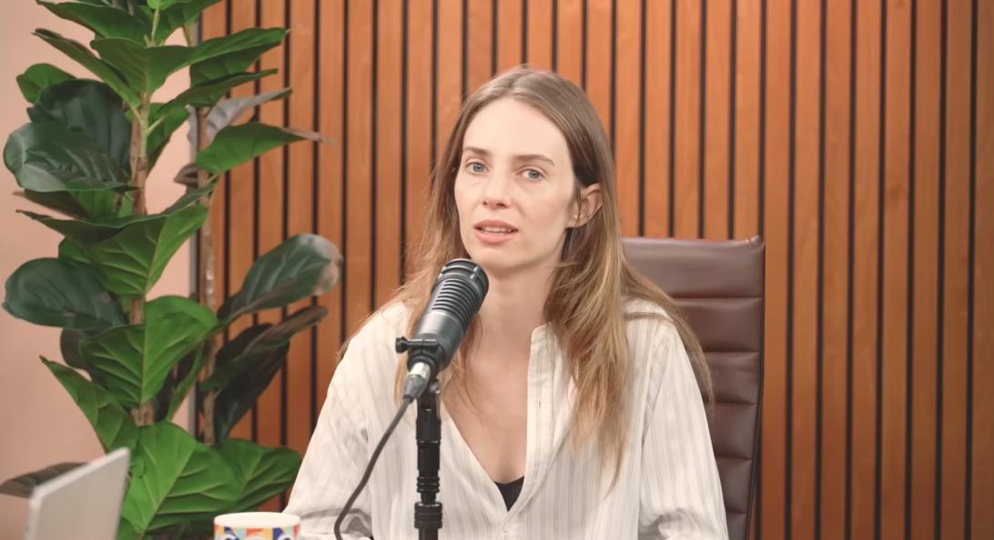 Майя Хоук говорит в микрофон, давая интервью.