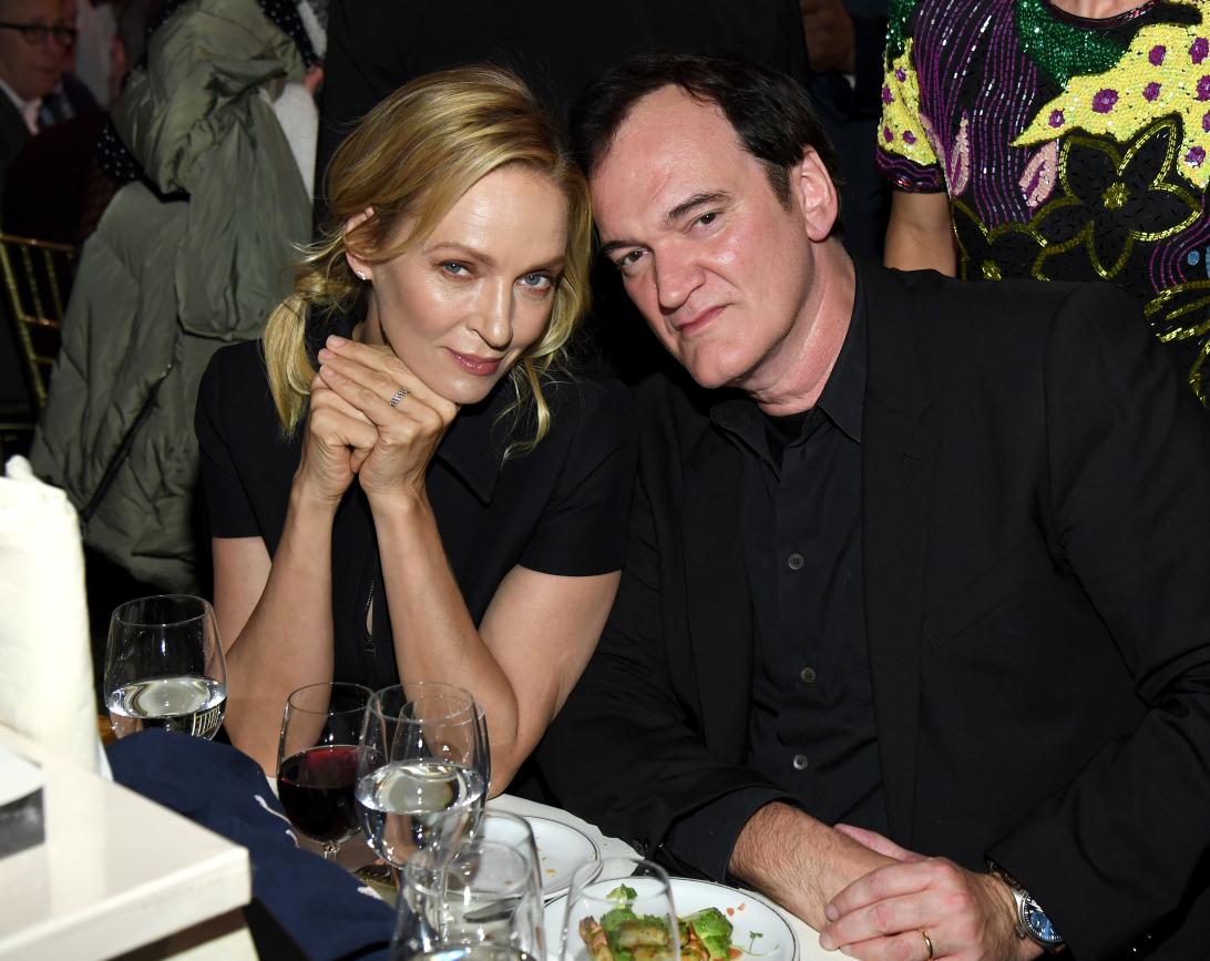 Ума Турман и Квентин Тарантино запечатлены за столом на гала-ужине.