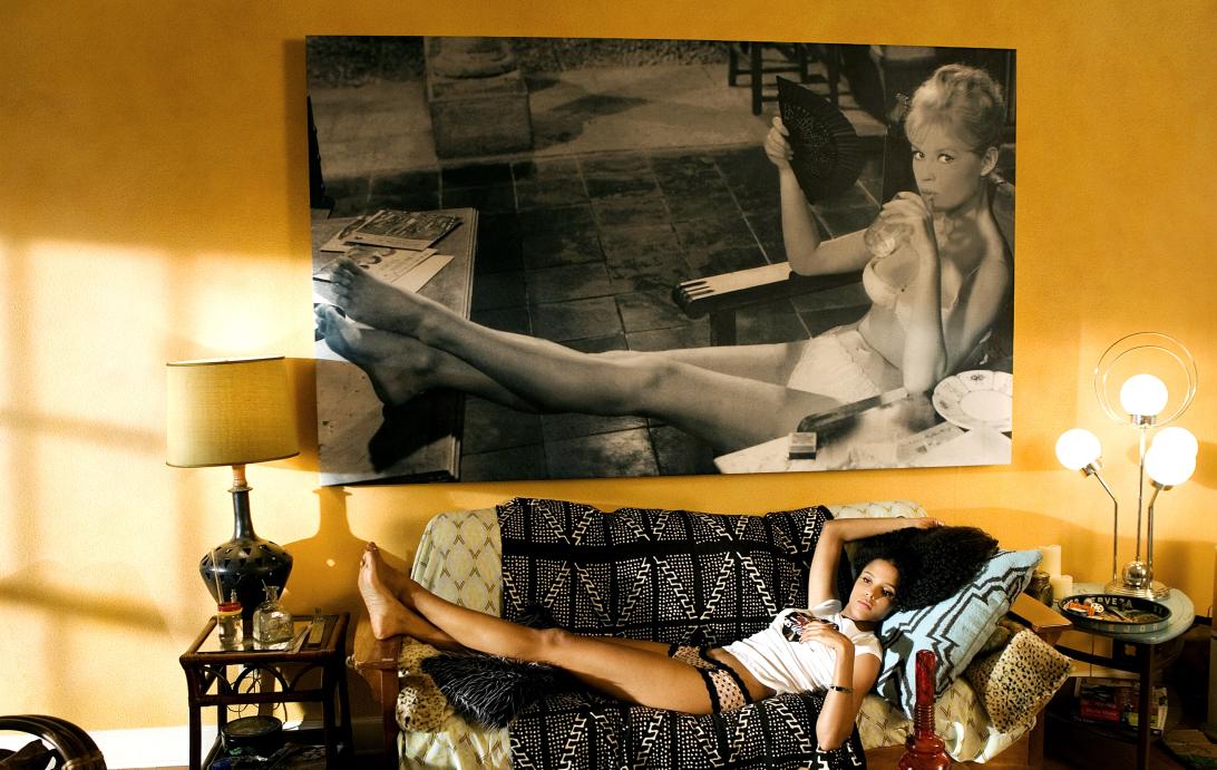 Сидни Тамиа Пуатье в образе Джунгли Джулии, нежащейся на диване в фильме «Доказательство смерти».