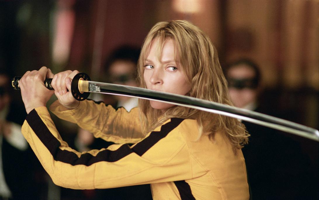 Ума Турман в жёлтом костюме, с самурайским мечом, из культового "Убить Билла. Том 1".