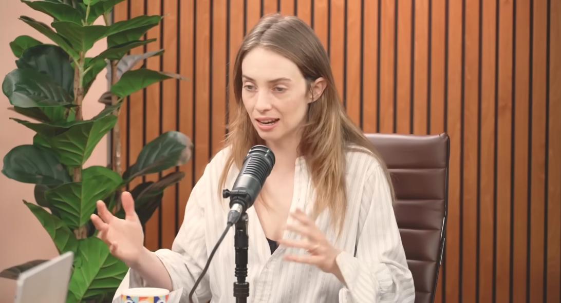 Майя Хоук выступает у микрофона.