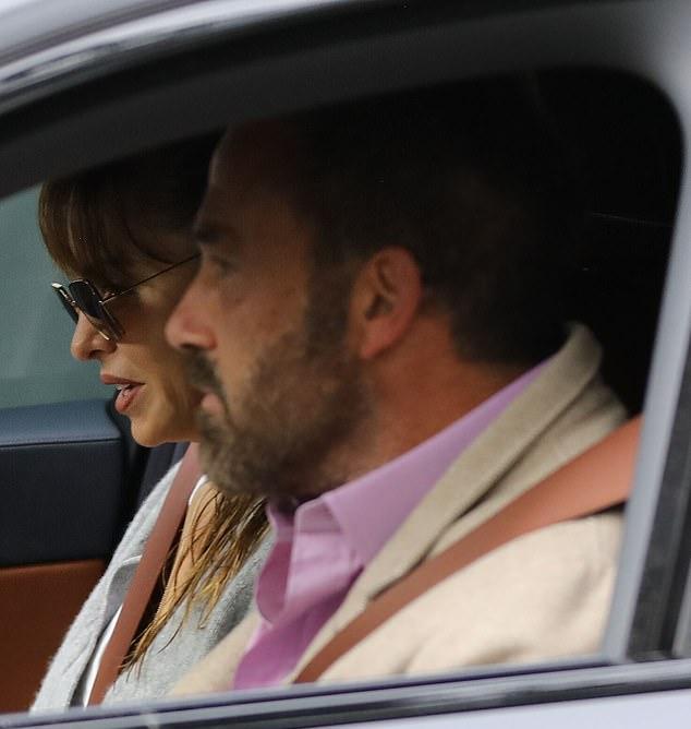 В среду Бена Аффлека застали в Лос-Анджелесе на его сверкающем BMW, подбирающим гламурную незнакомку.