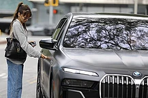 Бен Аффлек был замечен, когда подбирал загадочную гламурную женщину в среду, разъезжая по Лос-Анджелесу на своем сверкающем BMW