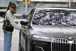 Бен Аффлек был замечен, когда подбирал загадочную гламурную женщину в среду, разъезжая по Лос-Анджелесу на своем сверкающем BMW