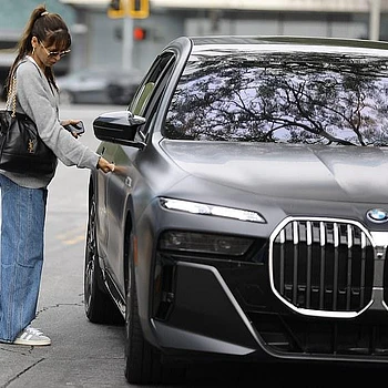 Бен Аффлек был замечен, когда подбирал загадочную гламурную женщину в среду, разъезжая по Лос-Анджелесу на своем сверкающем BMW