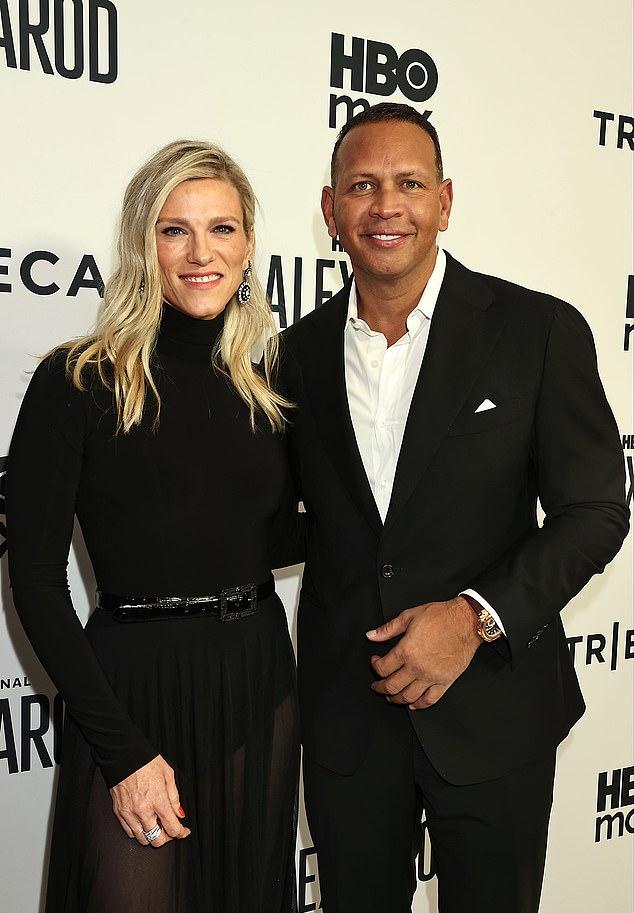 Экс-подруга Аффлека Линдси Шукус поддержала бывшего Лопес Алекса Родригеса на премьере его документального фильма в понедельник.