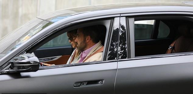 Её тёмно-красная помада ярко контрастировала с сияющей кожей, обрамлённой тёмными шелковистыми волосами. Чёлка ниспадала на блестящие очки.