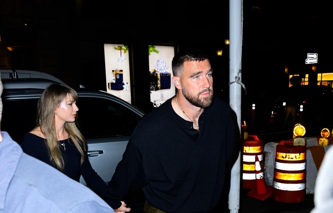 Тейлор Свифт в чёрном топе с открытыми плечами и Трэвис Келси в тотал-блэк прибыли на ужин в The Polo Bar.