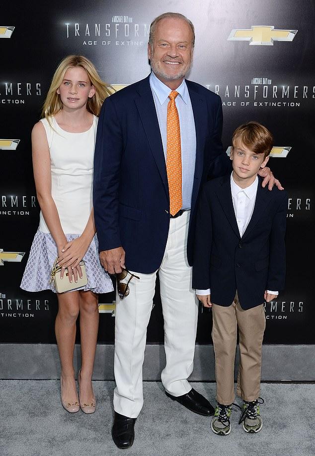 Грэммер говорит: "Семья в восторге! Мы чудесно проводим время, это очень мило!" На фото с дочерью Мэйсон и сыном Джудом (июнь 2014).