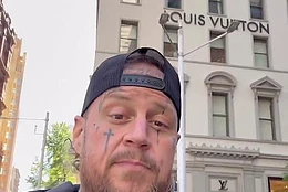 Джелли Ролл заявил, что в Louis Vuitton в Сиднее к нему отнеслись «как к преступнику», но есть одна деталь, которую многие не могут не отметить