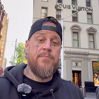 Джелли Ролл заявил, что в Louis Vuitton в Сиднее к нему отнеслись «как к преступнику», но есть одна деталь, которую многие не могут не отметить