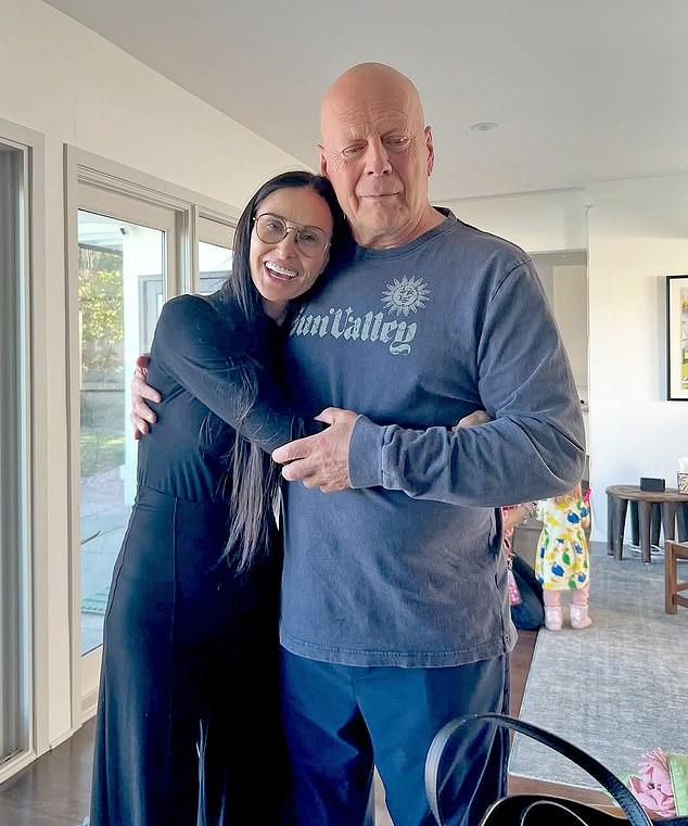 Деми Мур значительно поддерживает экс-супруга Брюса Уиллиса на фоне его лобно-височной деменции, диагностированной в 2023 году.