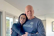 Бывшая жена Брюса Уиллиса Деми Мур возглавила прибывших на звездное благотворительное шоу в честь культового актера на фоне его тяжелой борьбы с деменцией