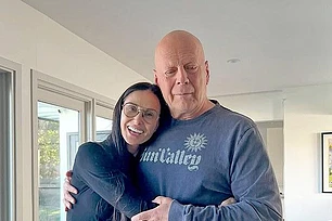 Бывшая жена Брюса Уиллиса Деми Мур возглавила прибывших на звездное благотворительное шоу в честь культового актера на фоне его тяжелой борьбы с деменцией