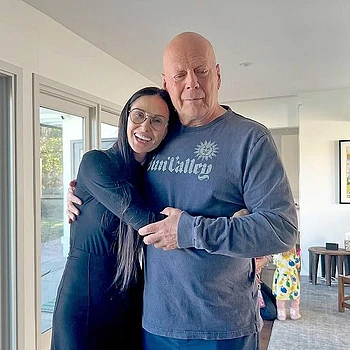 Бывшая жена Брюса Уиллиса Деми Мур возглавила прибывших на звездное благотворительное шоу в честь культового актера на фоне его тяжелой борьбы с деменцией