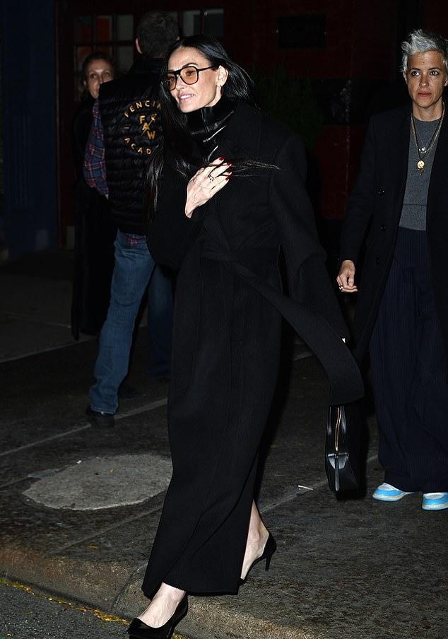 Бывшая жена Брюса Уиллиса Деми Мур возглавила звёздный вечер в честь культового актёра, мужественно сражающегося с деменцией.