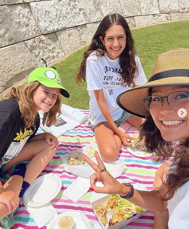 Уиллис под присмотром жены Эммы. У них дочери: Мэйбл (13) и Эвелин (11). На фото 2025 года: Мэйбл, Эвелин, Эмма.