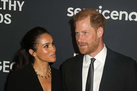 Меган Маркл «очень расслаблена и счастлива» на съемочной площадке нового фильма с Лили Коллинз, возвращаясь к актерской карьере