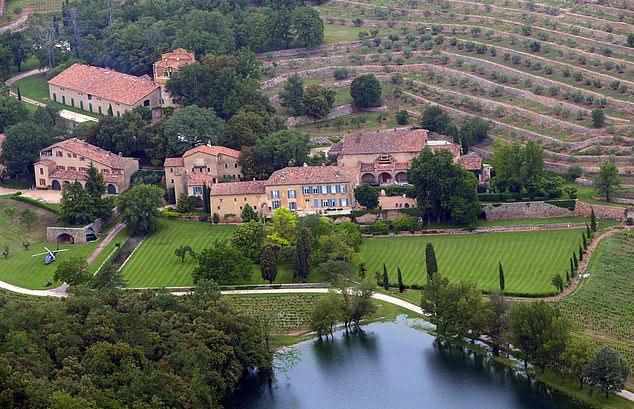 Оскароносец ведет ожесточенный спор с Джоли из-за продажи их французской винодельни Шато Мираваль, приобретенной в 2011 году.