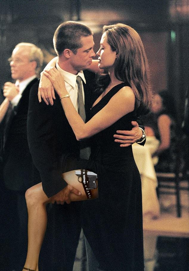 Питт и Джоли познакомились, сыграв супругов-убийц в фильме «Мистер и миссис Смит» (2005), пока он был женат на Дженнифер Энистон.