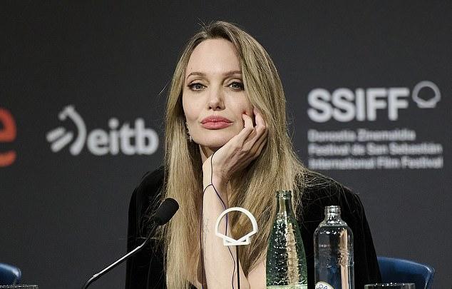 Джоли обвиняют в нарушении предварительного соглашения, запрещающего продажу доли имущества без взаимного согласия.