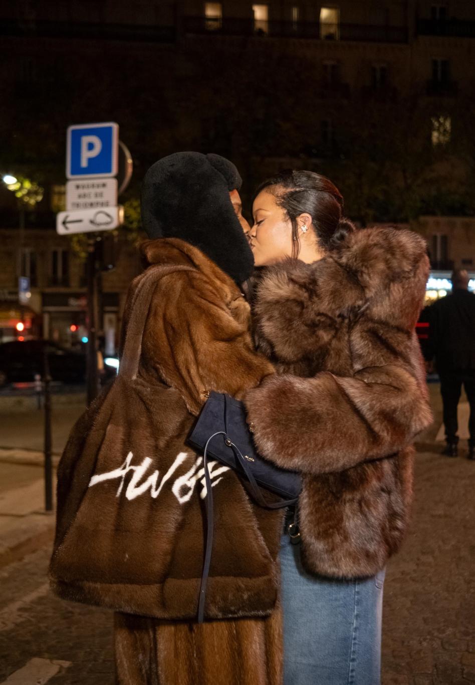 Рианна и A$AP Rocky страстно целуются на парижских улицах.