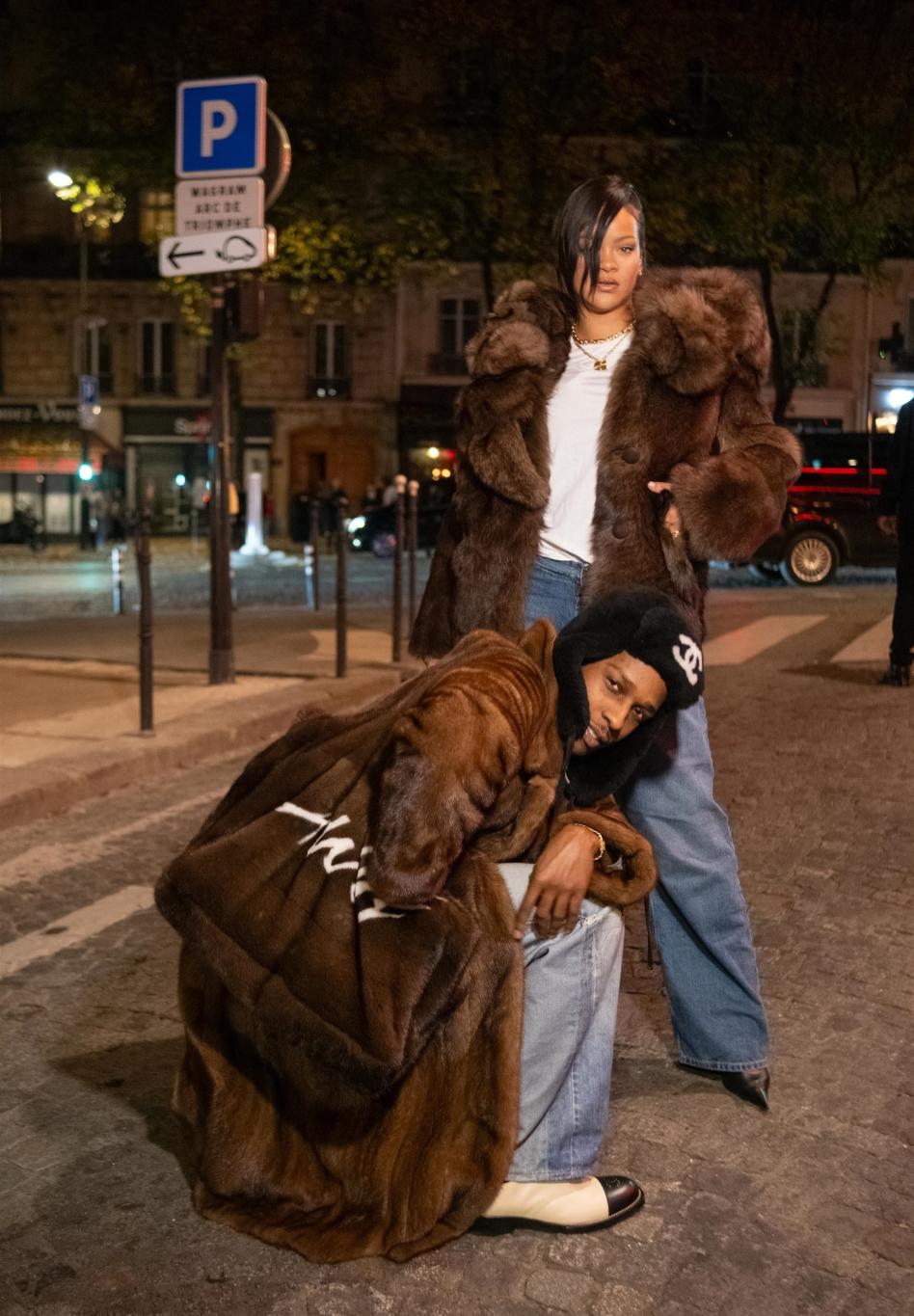 Рианна и A$AP Rocky запечатлены в Париже в парных коричневых шубах и джинсах.