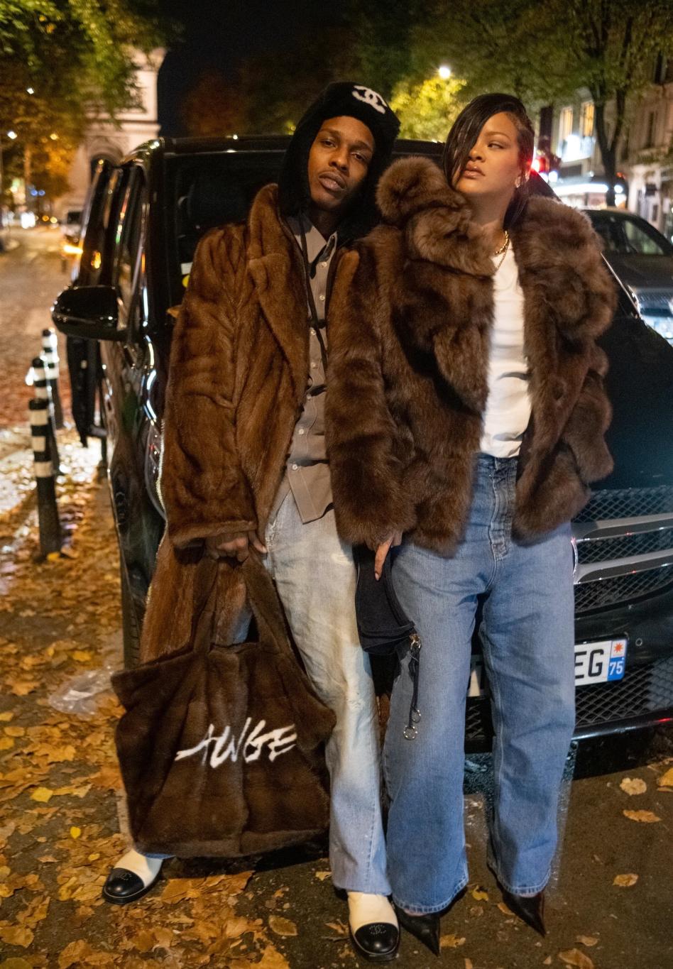 A$AP Rocky и Рианна позируют в стильных коричневых шубах и джинсах в Париже.