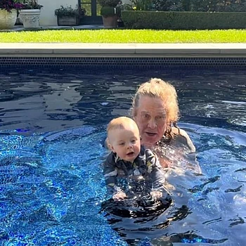 Келли Осборн поделилась трогательными фотографиями покойного отца Оззи с сыном Сидни в Instagram в честь его третьего дня рождения в четверг