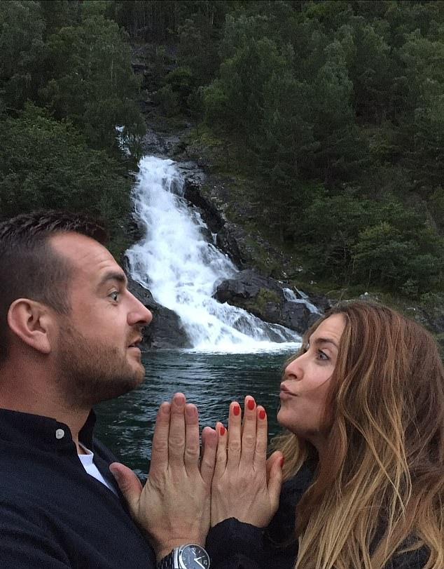 Фотографии запечатлели пару, вместе путешествующую по миру и наслаждающуюся яркими событиями бок о бок.